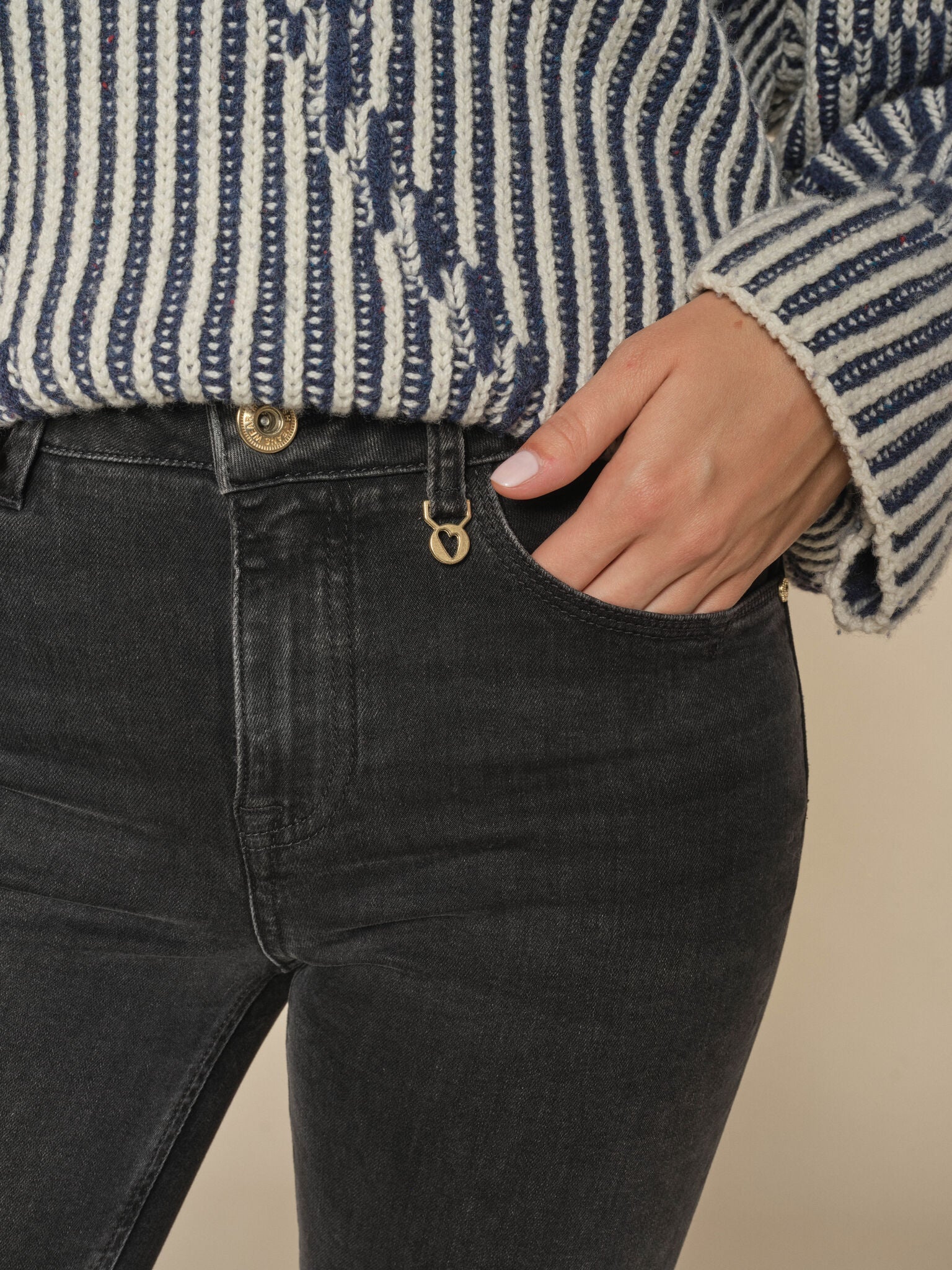 Modelshot / Dark Grey / Detail